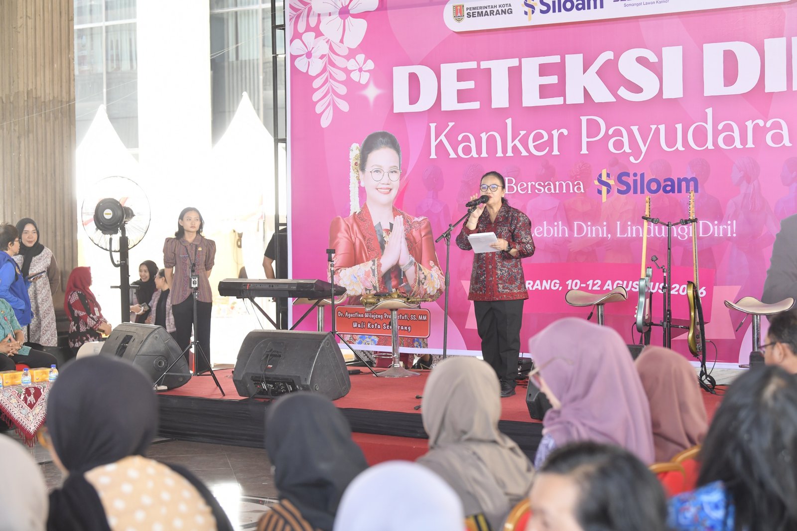 Walikota Semarang, Agustina Wilujeng membuka kegiatan deteksi dini kanker payudara bagi perempuan di hall dan aula Balaikota Semarang.