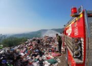 DLH Kota Semarang dan Damkar Rutinkan Penyemprotan Dua Hari Sekali Cegah Kebakaran TPA Jatibarang
