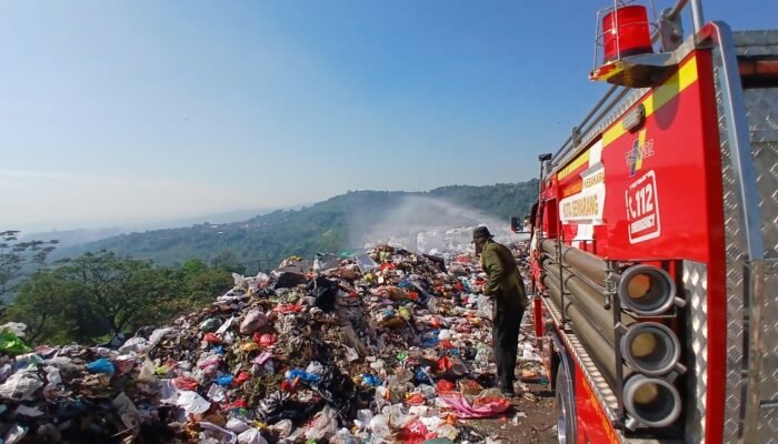 DLH Kota Semarang dan Damkar Rutinkan Penyemprotan Dua Hari Sekali Cegah Kebakaran TPA Jatibarang