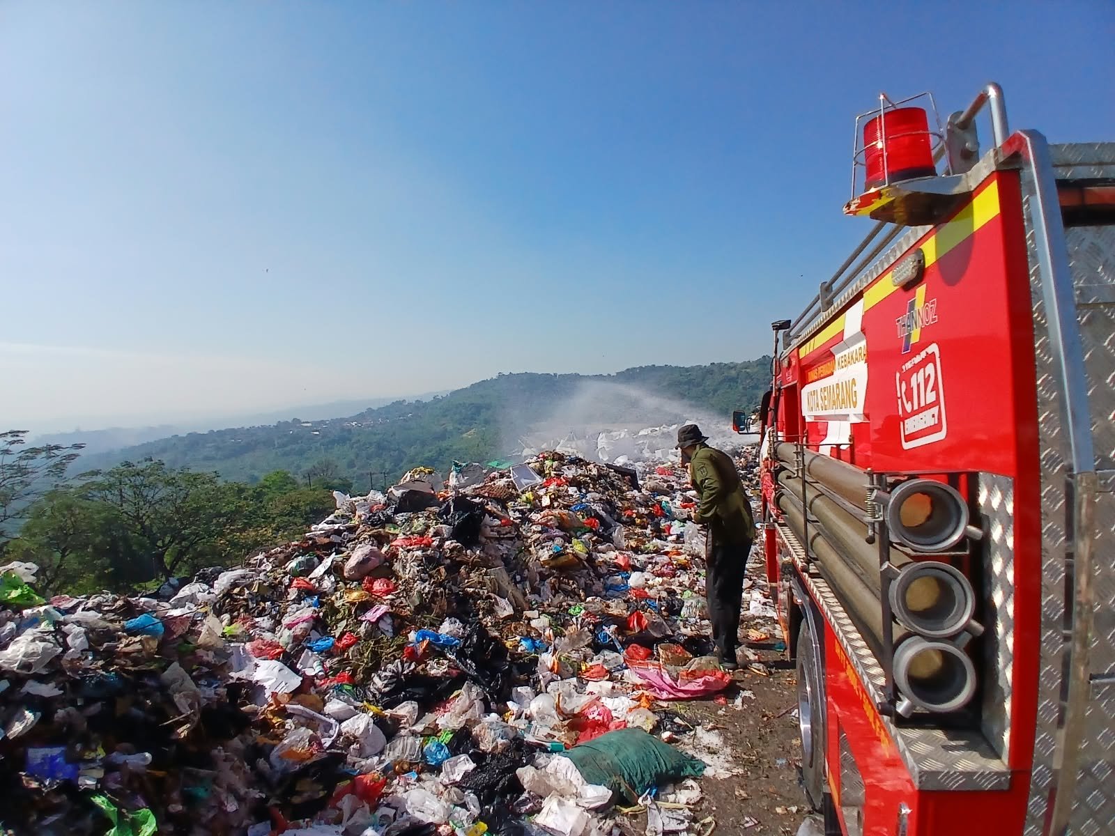 Armada Damkar Kota Semarang menyemprotkan air di area TPA Jatibarang, saat Apel Kesiapsiagaan Penanganan Bencana Kebakaran, baru-baru ini.