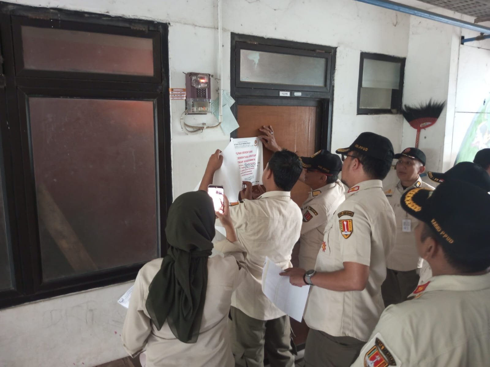 Petugas Satpol PP Kota Semarang melakukan tindakan penyegelan kamar Rusun Kudu
