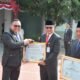 Sekda Semarang, Hnady Priyanto mewakili Walikota Semarang menerima penghargaan bidang hukum dari Kanwil Kemenkum Jateng.
