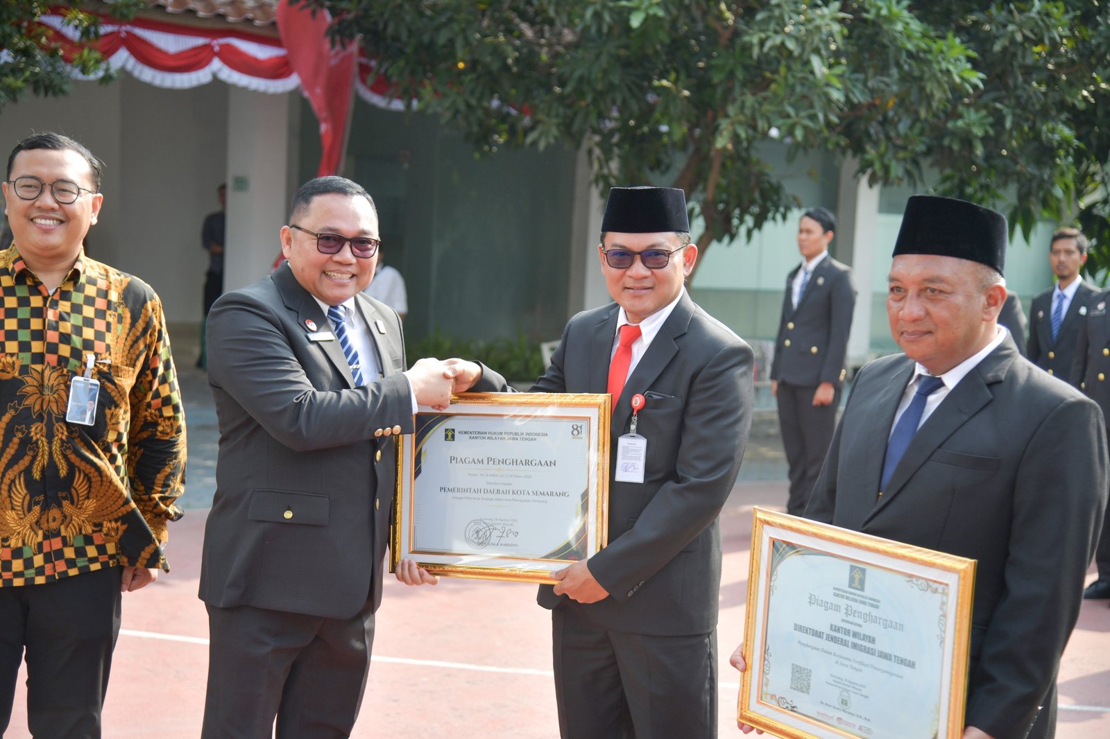 Sekda Semarang, Hnady Priyanto mewakili Walikota Semarang menerima penghargaan bidang hukum dari Kanwil Kemenkum Jateng.