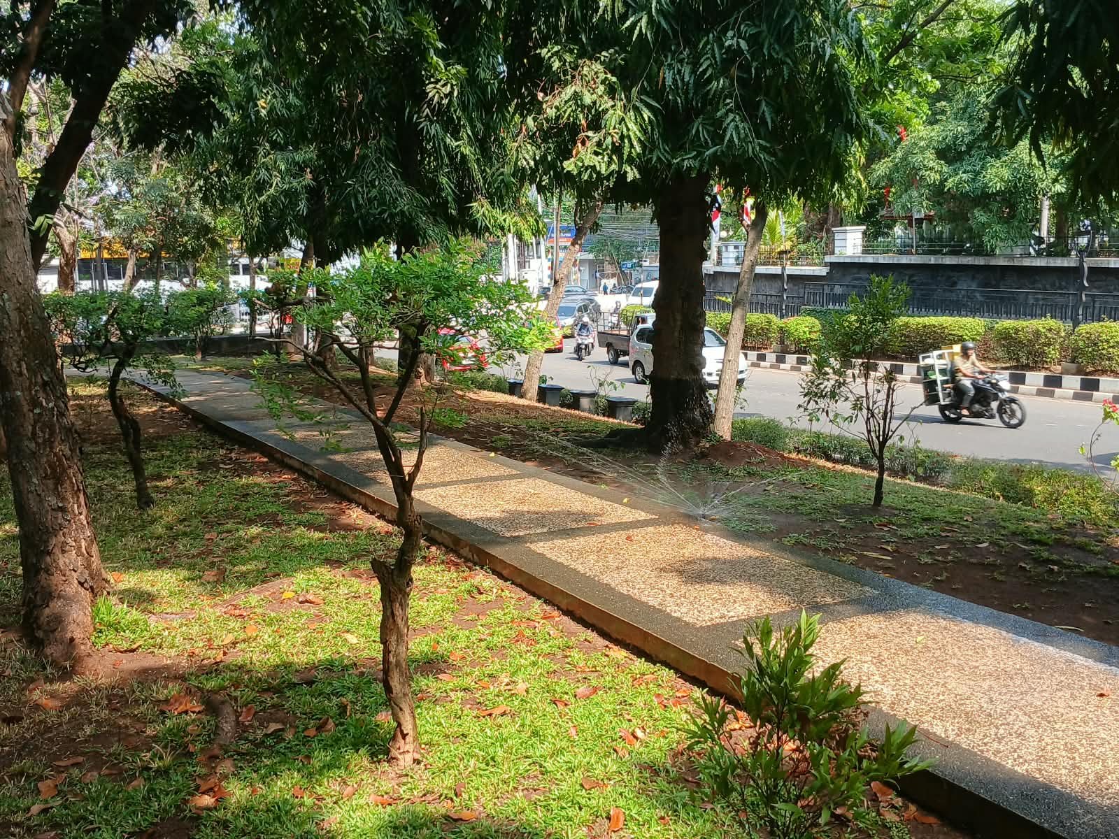 Penyiraman otomatis telah berfungsi di Taman Diponegoro Semarang, pada Rabu (26/8/2026).