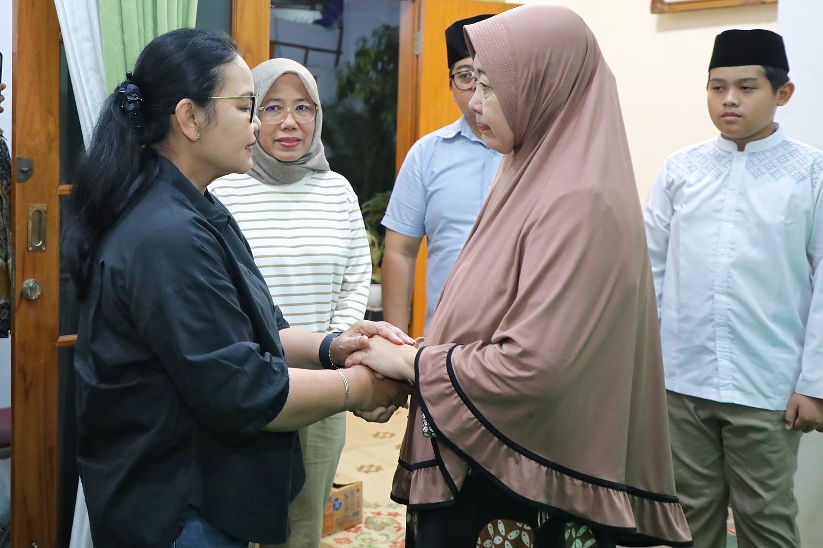 Walikota Semarang, Agustina Wilujeng melayat ke rumah duka keluarga korban kebakaran meninggal dunia seorang balita di Srondol Wetan, Banyumanik.