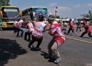 Lomba Tarik Bus Meriahkan HUT Kemerdekaan RI di Kalideres