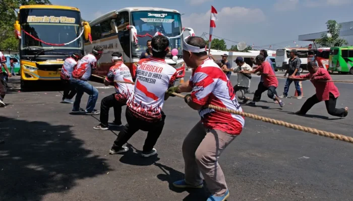 Lomba Tarik Bus Meriahkan HUT Kemerdekaan RI di Kalideres