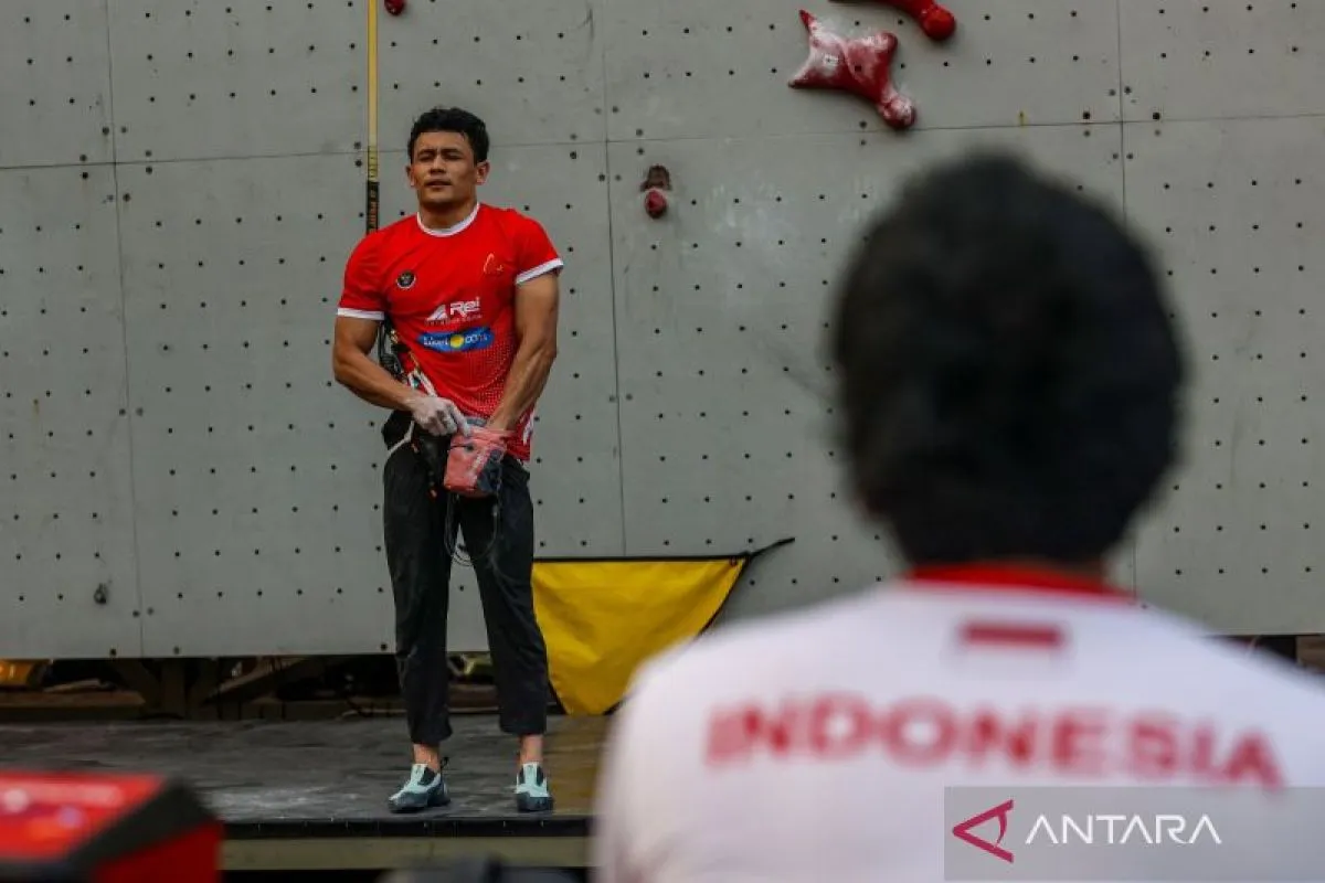 Atlet panjat tebing Indonesia Veddriq Leonardo mengikuti Pemusatan Latihan Nasional (Pelatnas)