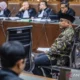 Terdakwa kasus dugaan korupsi kuota haji Yaqut Cholil Qoumas (tengah) menjalani sidang pembacaan dakwaan di Pengadilan Tipikor, Jakarta
