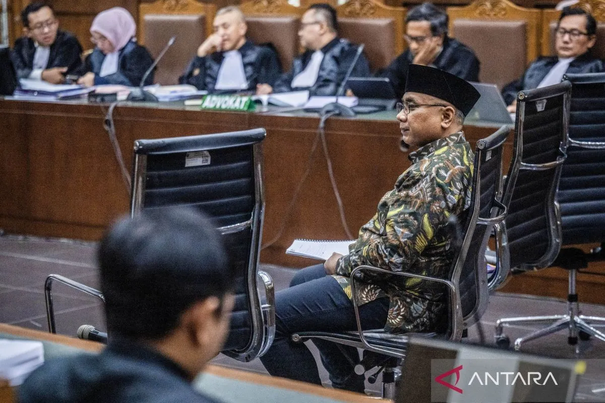 Terdakwa kasus dugaan korupsi kuota haji Yaqut Cholil Qoumas (tengah) menjalani sidang pembacaan dakwaan di Pengadilan Tipikor, Jakarta