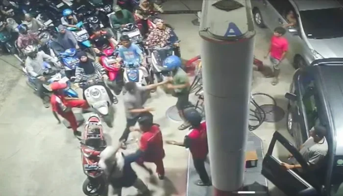 Serobot Antrean di SPBU Saat Kelangkaan BBM di Maros, Operator dan Pengendara Adu Tinju
