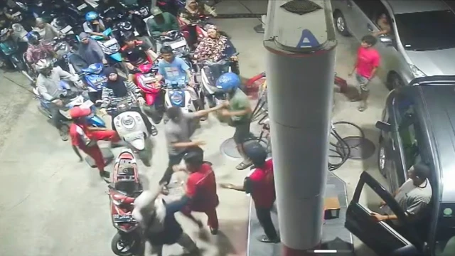 Pegawai SPBU terlibat perkelahian dengan pengendara di tengah kelangkaan BBM di Maros, Sulsel.