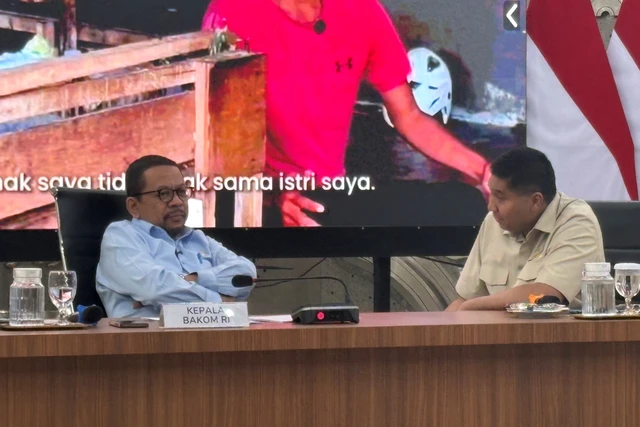 Kepala Badan Komunikasi Pemerintah (Bakom) Muhammad Qodari dan Menteri Perumahan dan Kawasan Permukiman (PKP) Maruarar Sirait tengah