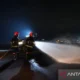 Petugas bandara membersihkan landasan pacu atau runway dari paparan abu vulkanik dampak erupsi Gunung Anak Krakatau.