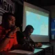 Kepala Kantor SAR Banten Al Amrad (kiri) dalam konferensi pers di Posko SAR di Dermaga Pantai Marina, Pandeglang, Banten.