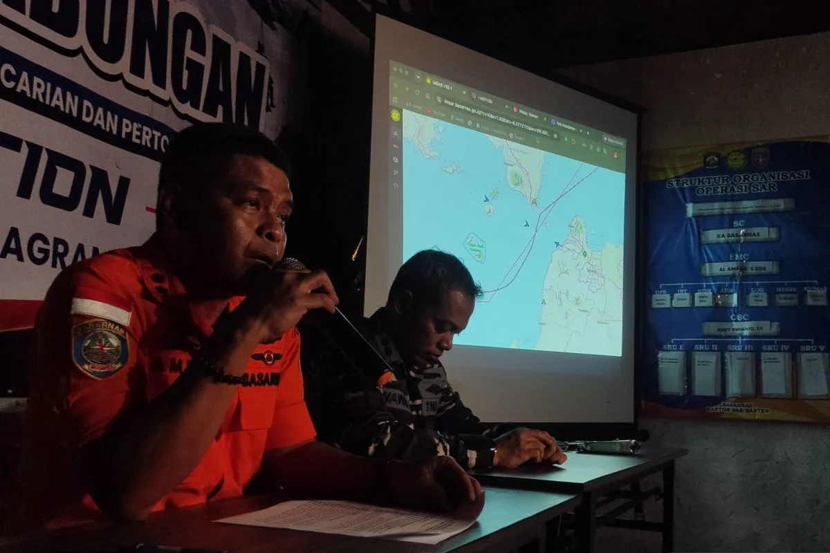 Kepala Kantor SAR Banten Al Amrad (kiri) dalam konferensi pers di Posko SAR di Dermaga Pantai Marina, Pandeglang, Banten.