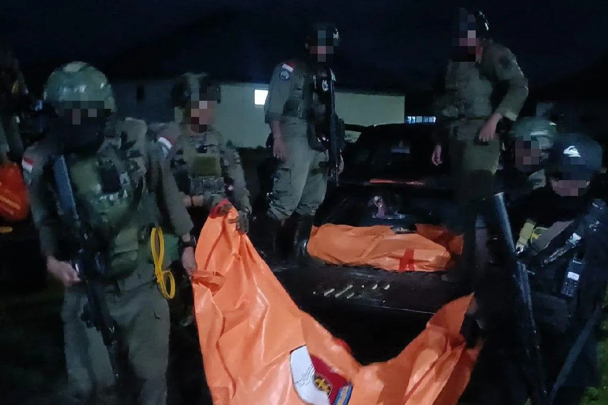 ersonel gabungan Satgas Operasi Damai Cartenz dan Polres Yahukimo mengevakuasi jenazah anggota KKB Kodap XVI Yahukimo di Dekai.