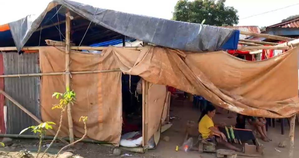 Kondisi pengungsi gempa NTT yang tinggal sementara di tenda darurat.