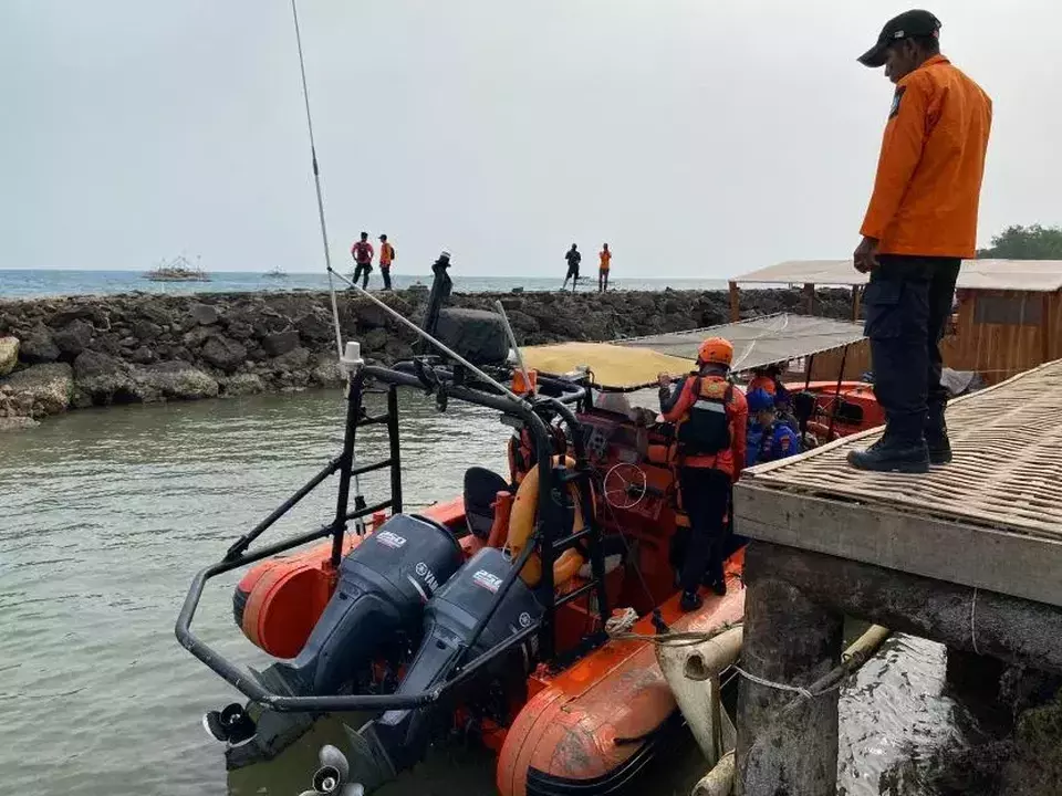Tim SAR masih mencari lima jurnalis dan tiga awak kapal yang hilang kontak saat meliput aktivitas Gunung Anak Krakatau