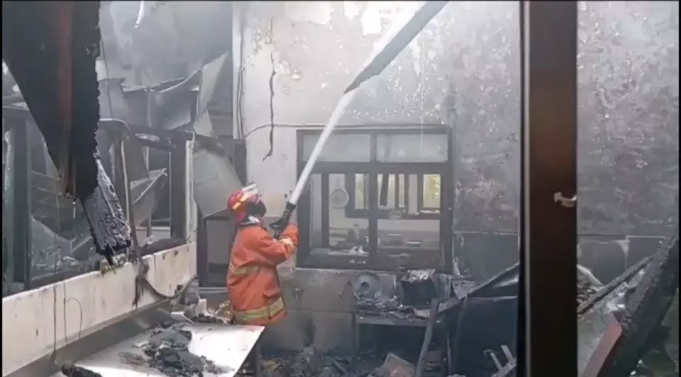 Petugas Pemadam Kebakaran menyemprotkan air ke titik api di RS Saiful Anwar Malang