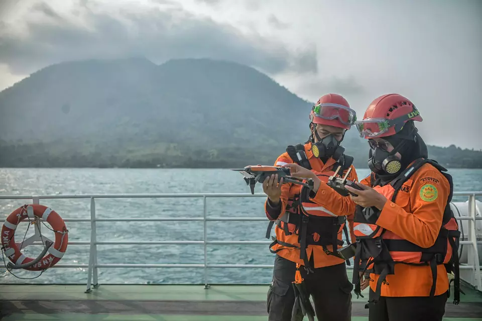 Basarnas memperpanjang proses pencarian lima orang jurnalis dan tiga kru kapal yang hilang kontak di perairan Selat Sunda, Banten