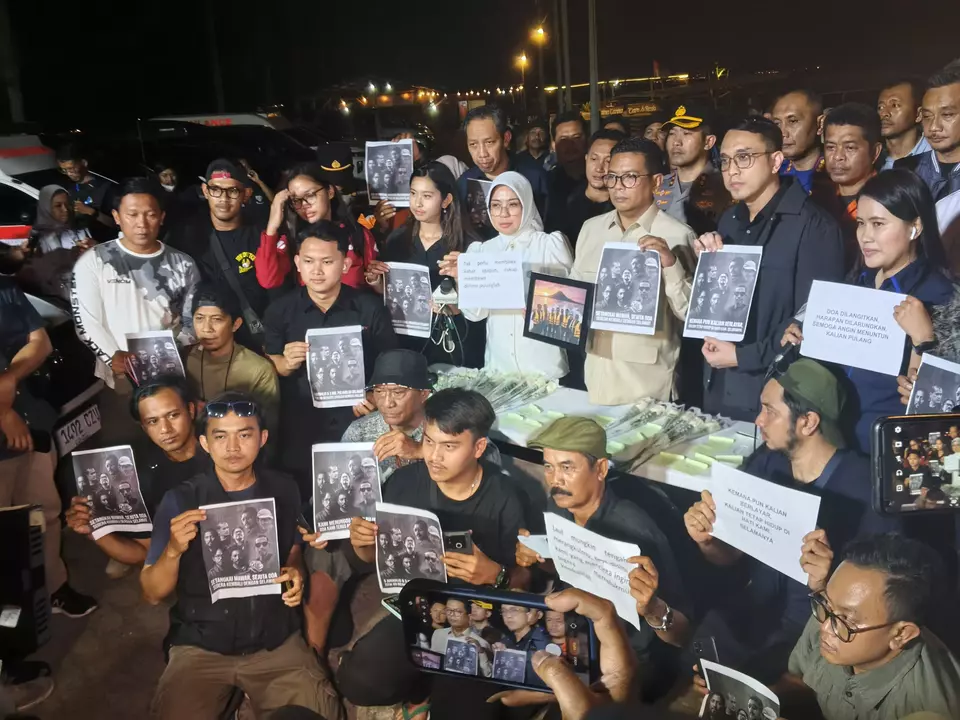 Suasana haru mewarnai doa bersama yang digelar di kawasan Pantai Carita, Kabupaten Pandeglang, Banten.