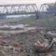 Sungai Juwana atau Sungai Silugonggo, tepatnya di Desa Banjarsari, Kecamatan Gabus, Kabupaten Pati terlihat mengering