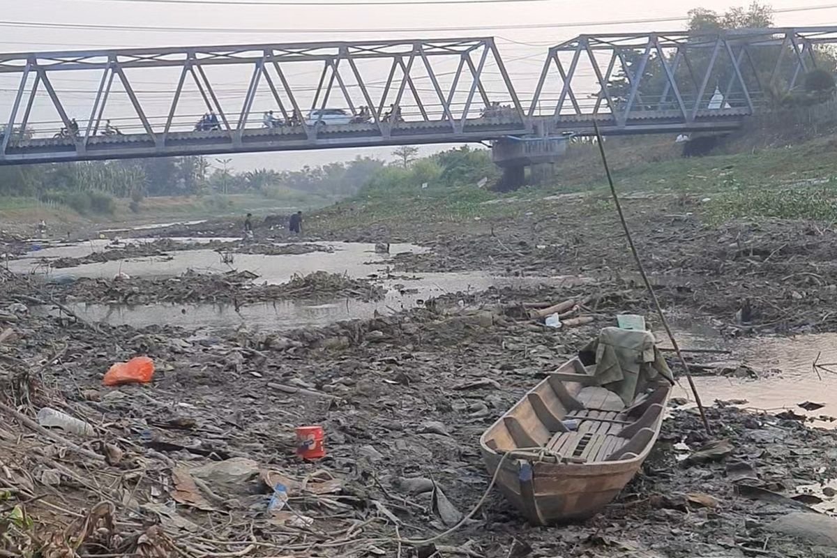 Sungai Juwana atau Sungai Silugonggo, tepatnya di Desa Banjarsari, Kecamatan Gabus, Kabupaten Pati terlihat mengering