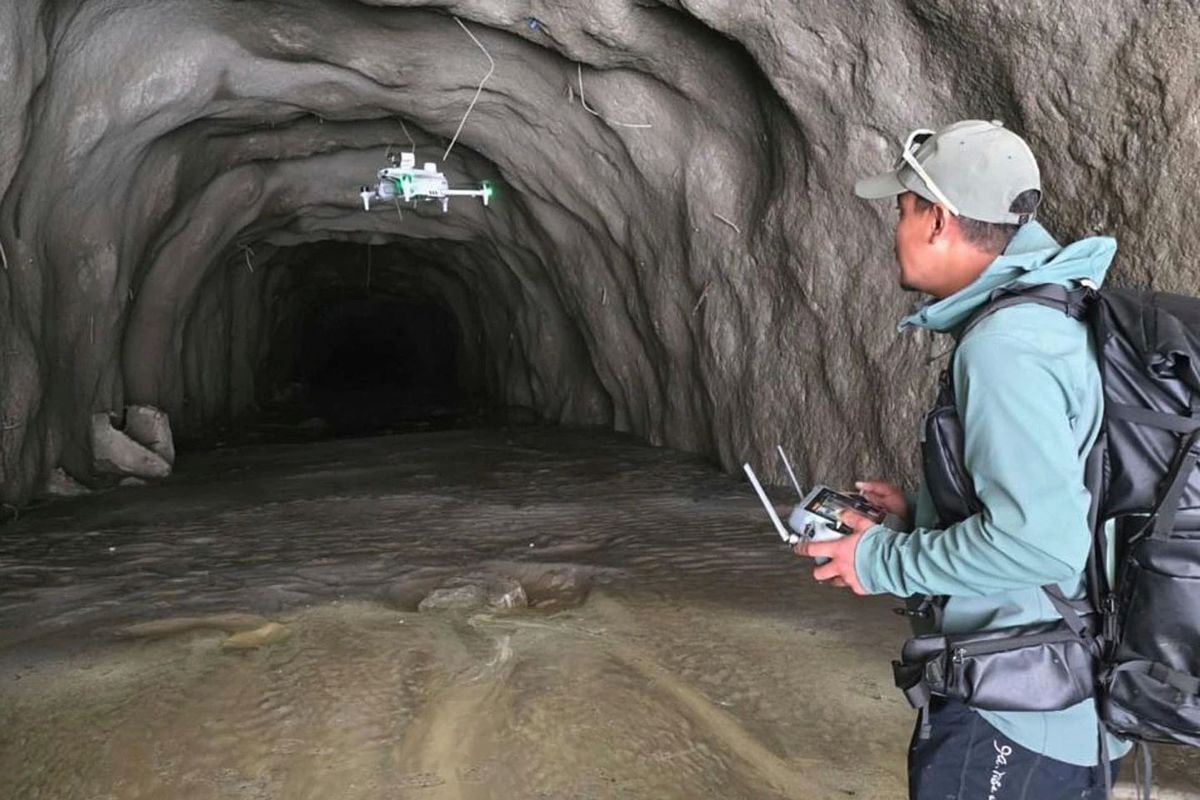 Tim penyelamat mengerahkan drone memeriksa pekerja di dalam terowongan yang terjebak di dalam saat terjadi bencana banjir Nepal.