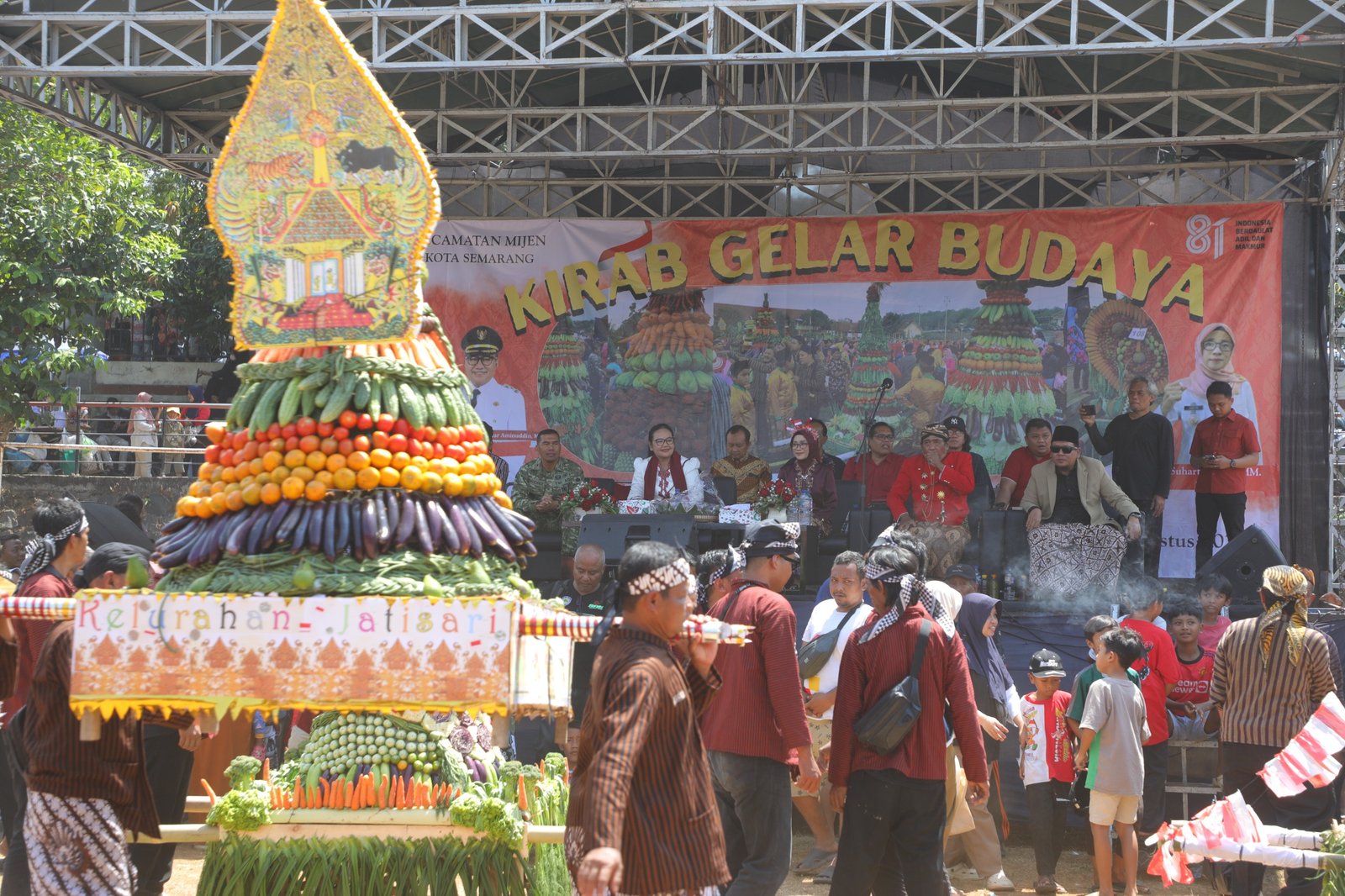 Walikota Semarang, Agustina Wilujeng saat menghadiri event perayaan HUT kemerdekaan ke -81 RI.