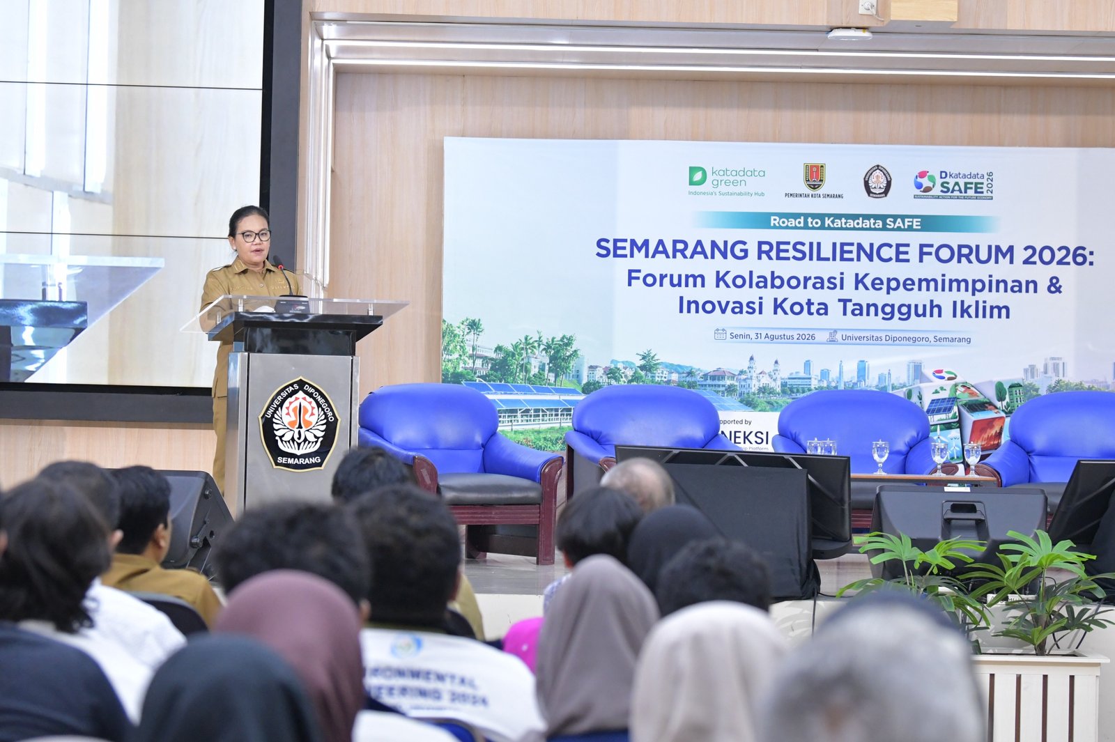 Walikota Semarang, Agustina Wilujeng memberikan keynote speech di Semarang Resilience Forum 2026 di Fakultas Teknik Undip.