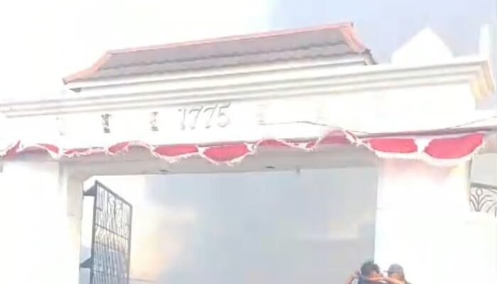 Kebakaran Asrama Polisi Semarang Jadi Tontonan Warga