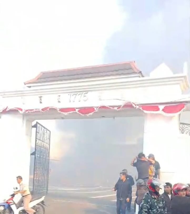 Kebakaran melanda Asrama Polisi (Aspol) yang berada bersebelahan dengan kantor Sat Lantas Polrestabes Semarang.