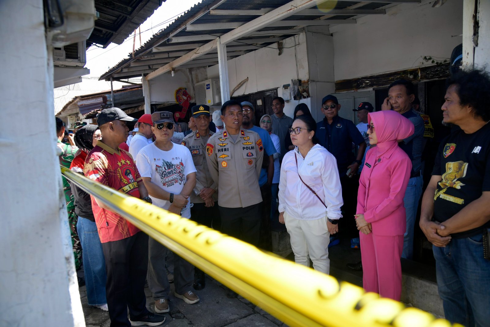 Walikota Semarang, Agustina Wilujeng saat meninjau kebakaran rumah Asrama Polisi Semarang