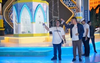 Walikota Semarang, Agustina Wilujeng saat meninjau lokasi panggung utama untuk pembukaan MTQ Nasional XXXI di Simpang Lima Semarang.