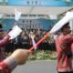 Walikota Semarang, Agustina Wilujeng menyapa peserta Pawai Ta'aruf dari kafilah dalam menyambut kegiatan MTQ Nasional.