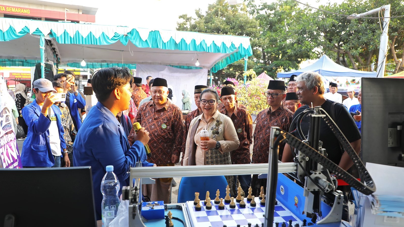 Walikota Semarang, Agustina Wilujeng meninjau salah satu stand mahasiswa saat menghadiri Nostalgia Dugderan dan Bazar Expo Kauman Kampung Qur'an.