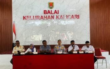 Suasana penyuluhan kepada juru parkir (jukir) di Balai Kelurahan Kalicari, Semarang