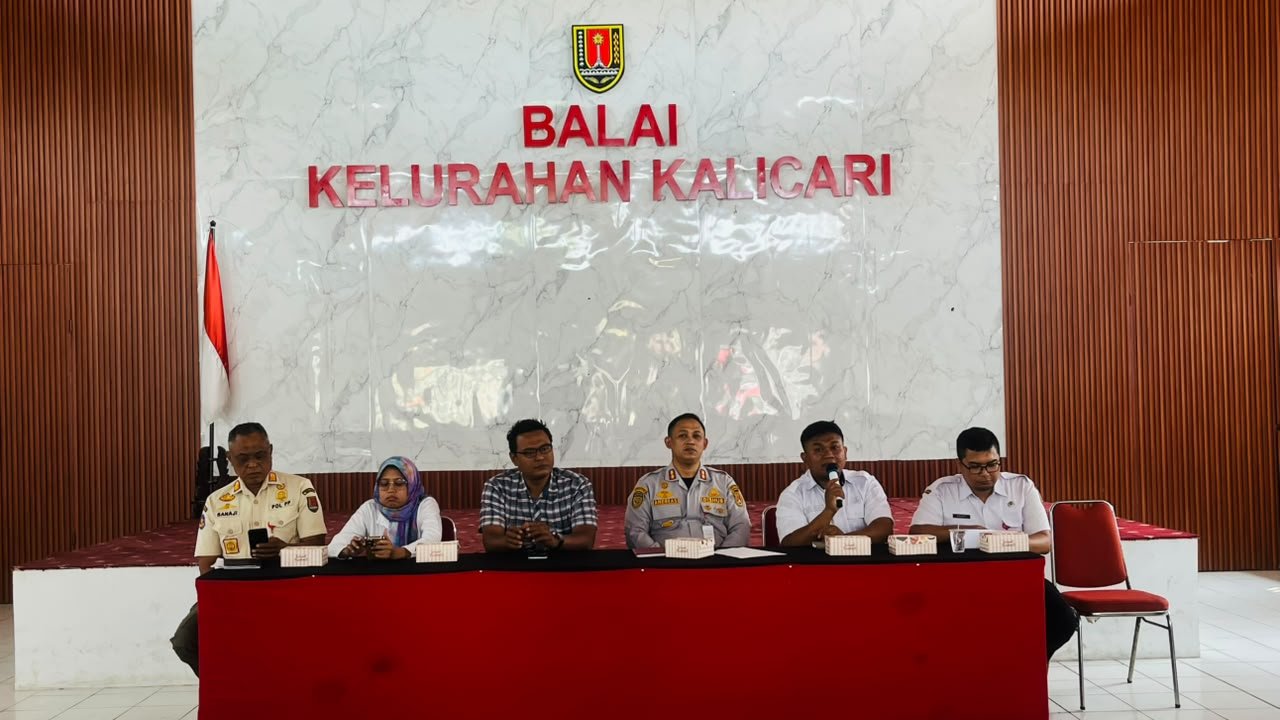 Suasana penyuluhan kepada juru parkir (jukir) di Balai Kelurahan Kalicari, Semarang