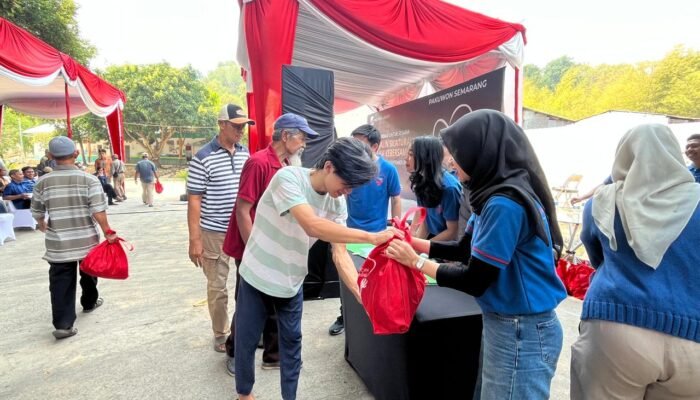 Gelar CSR, Pakuwon Mall Semarang Bagikan Ratusan Paket Sembako untuk Warga Tinjomoyo