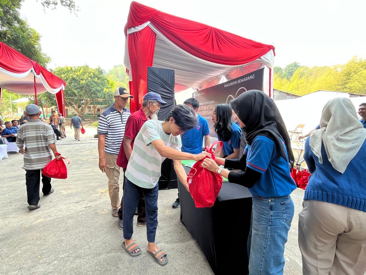 uasana kegiatn Corporate Social Responsibility (CSR) bertema Berbagi untuk Sesama-Menjalin Silaturahmi dalam Kebersamaan" di Kantor Project Pakuwon Mall Jalan Gombel Lama, Semarang, Kamis (17/9/2026).