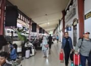 suasana penumpang kereta api di stasiun wilayah daop 4 semarang