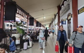 suasana penumpang kereta api di stasiun wilayah daop 4 semarang