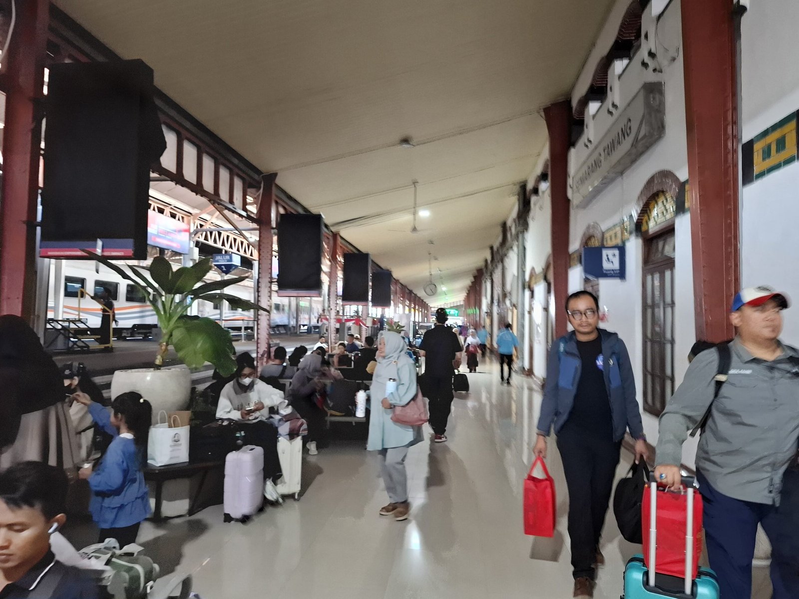 suasana penumpang kereta api di stasiun wilayah daop 4 semarang
