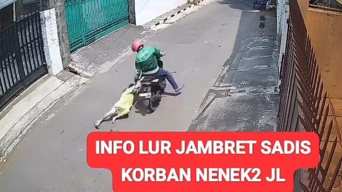 Penjambret terekam cctv ketika beraksi menarik tas nenek hingga terseret di jalan.