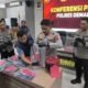 Polisi menunjukan barang bukti pembunuhan wanita di Pos Ronda, Demak.