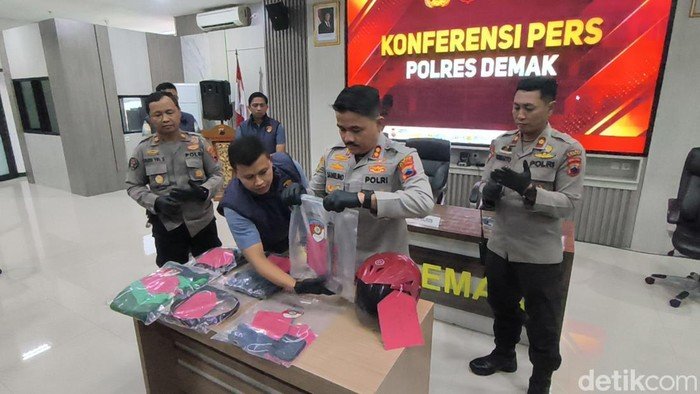 Polisi menunjukan barang bukti pembunuhan wanita di Pos Ronda, Demak.