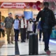 Petugas KPK mengamankan barang bukti terkait layanan ATR/BPN)