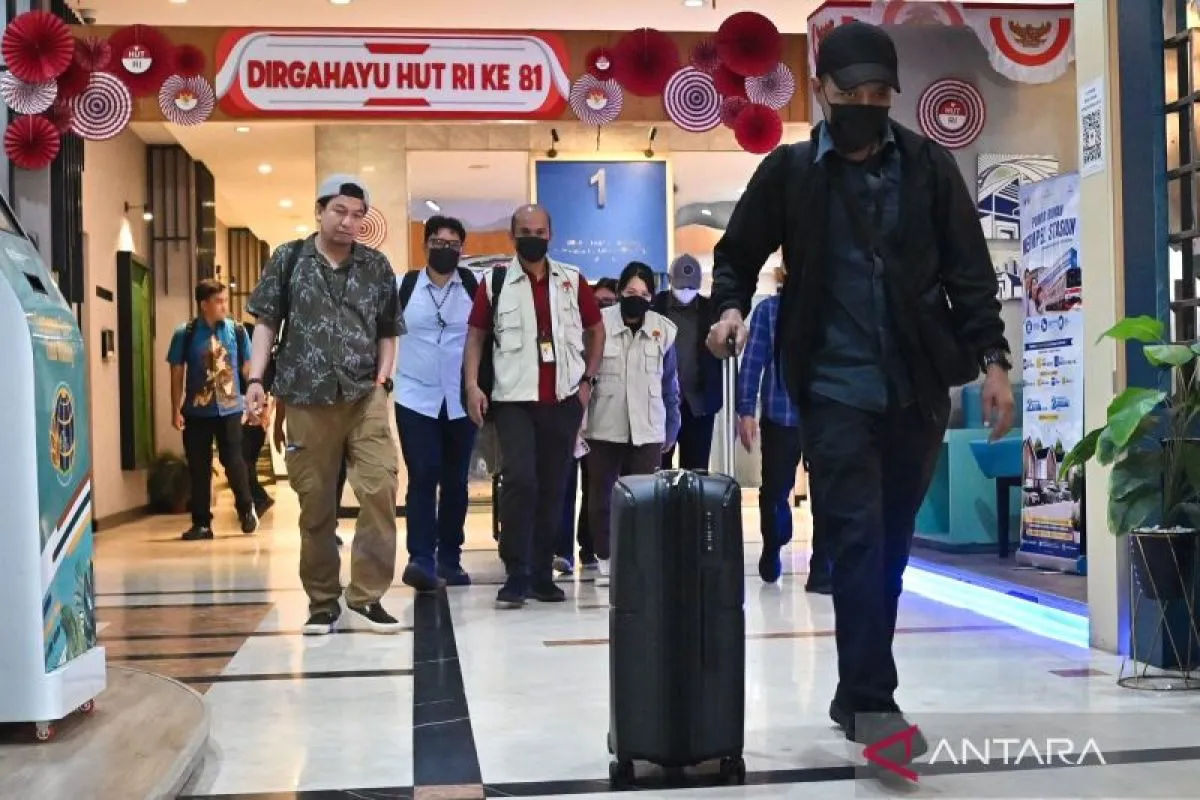 Petugas KPK mengamankan barang bukti terkait layanan ATR/BPN)